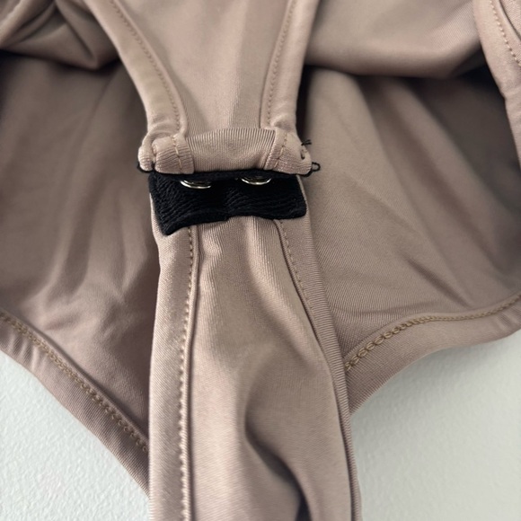 Naked Wardrobe Taupe Tan Plunging V-Neck Open Back Snap Closure Bodysuit Size M - Picture 6 of 7